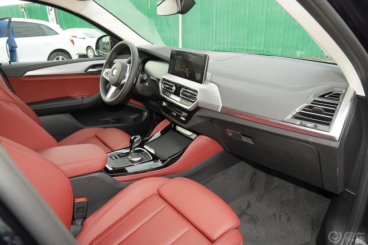 宝马X4xDrive30i M运动套装内饰全景副驾驶员方向