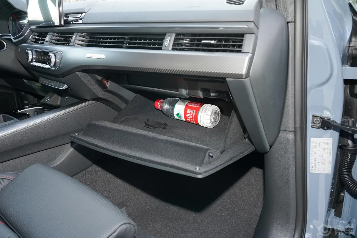 奥迪A4L40 TFSI RS套件燃速型手套箱空间水瓶横置