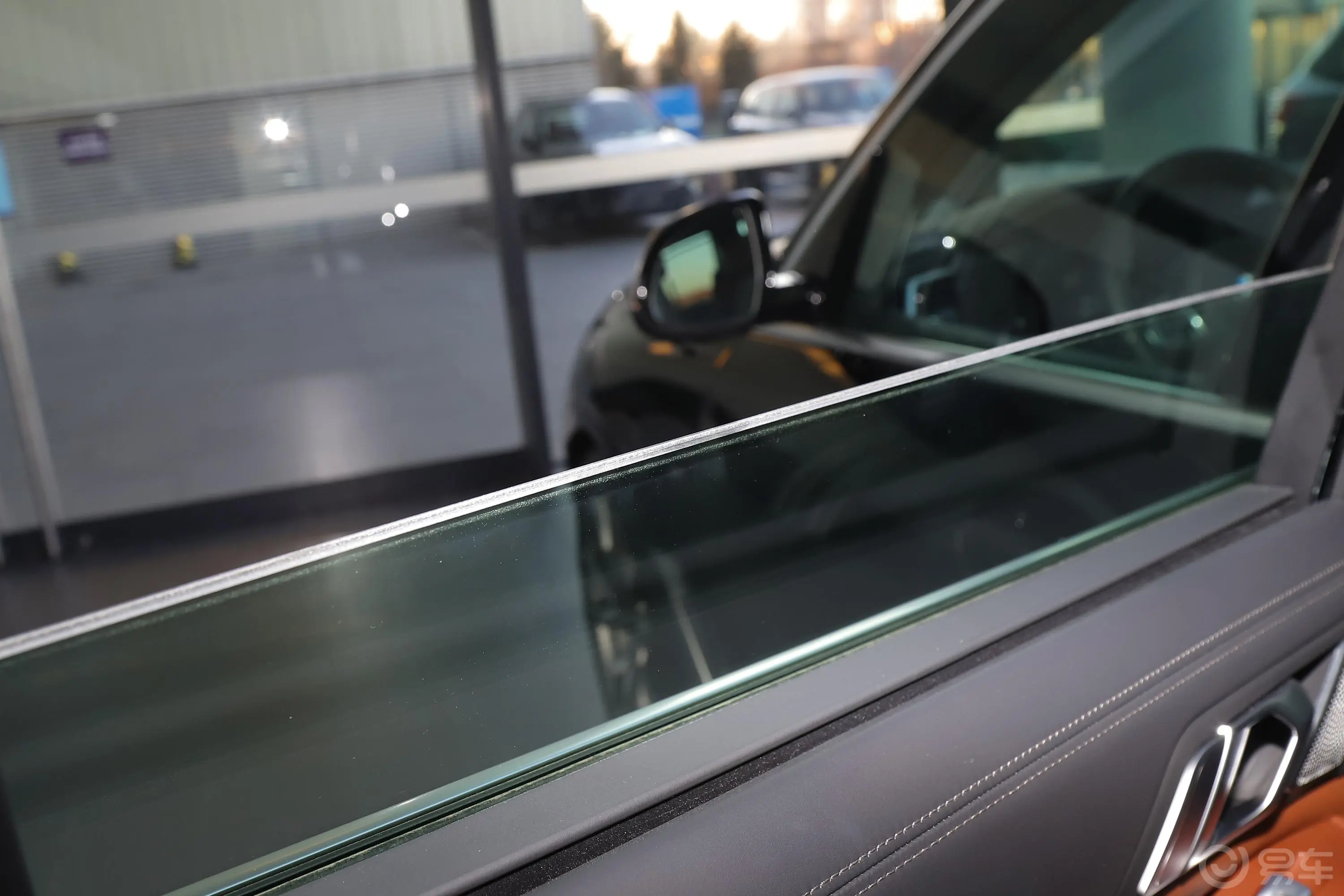 宝马X7xDrive M50i后排玻璃材质特写
