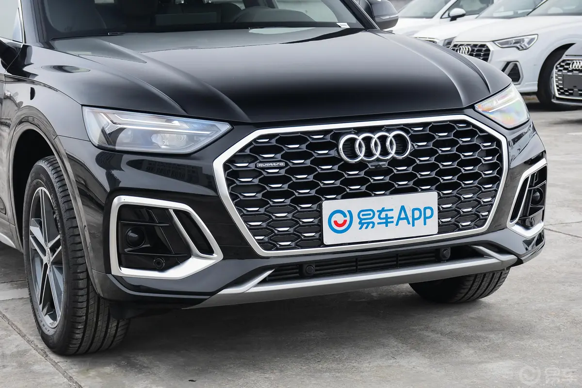 奥迪Q5L Sportback40 TFSI 时尚型前格栅侧俯拍