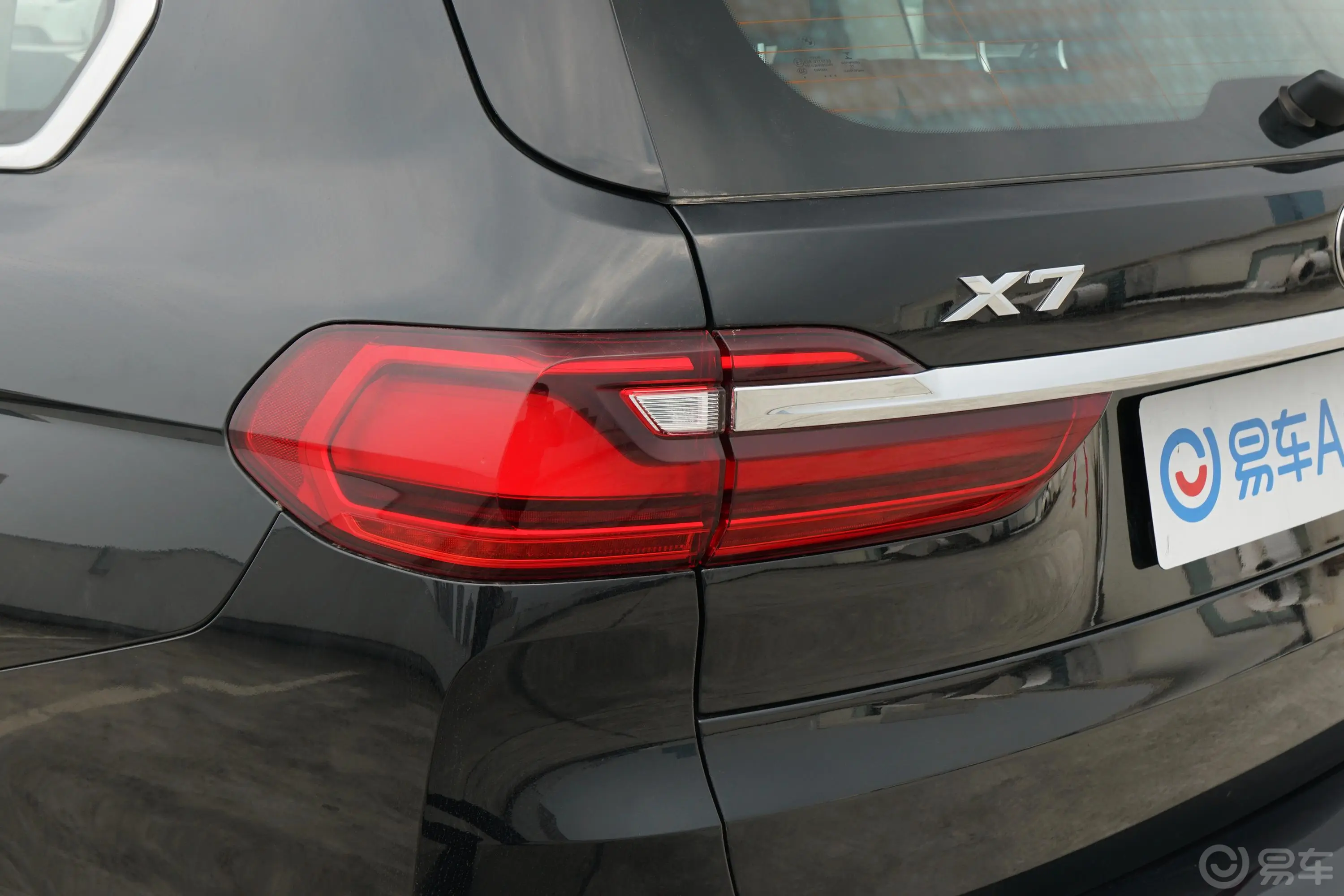 宝马X7xDrive40i 行政型 豪华套装尾灯侧45度俯拍