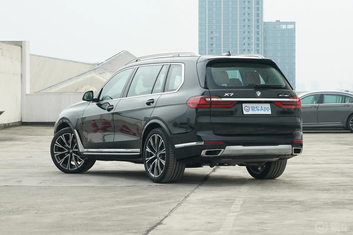 宝马X7xDrive40i 行政型 豪华套装侧后45度车头向左水平