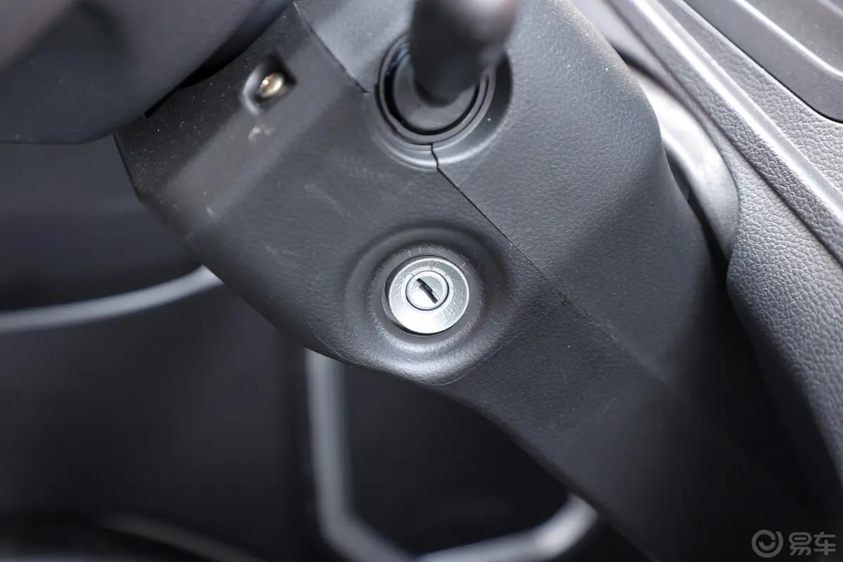 跨越者D52.0L 手动 3.93米厢式 单排 后双轮 PLUS 舒适版 汽油 国VI钥匙孔或一键启动按键