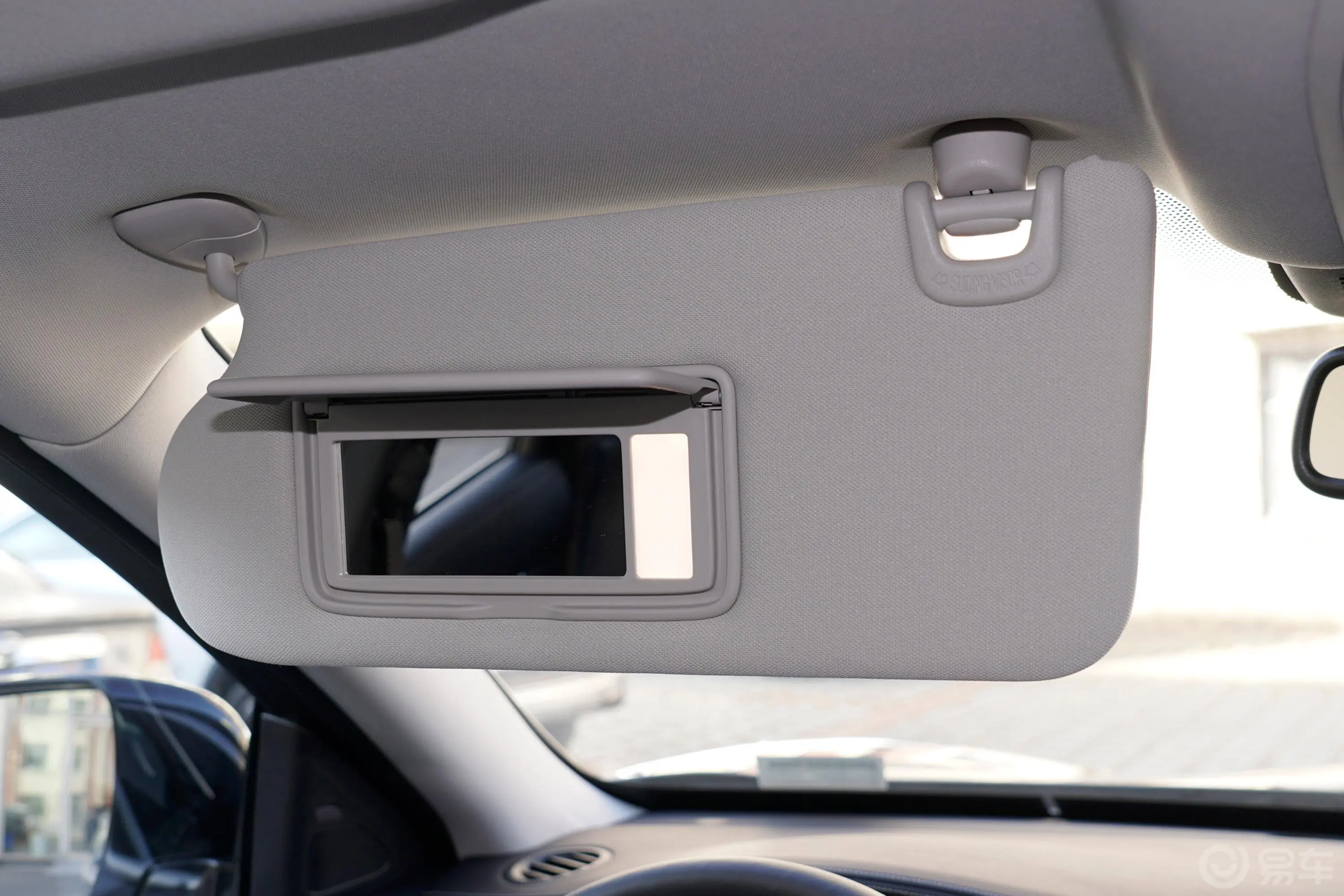 英菲尼迪QX502.0T 四驱智能版驾驶位遮阳板