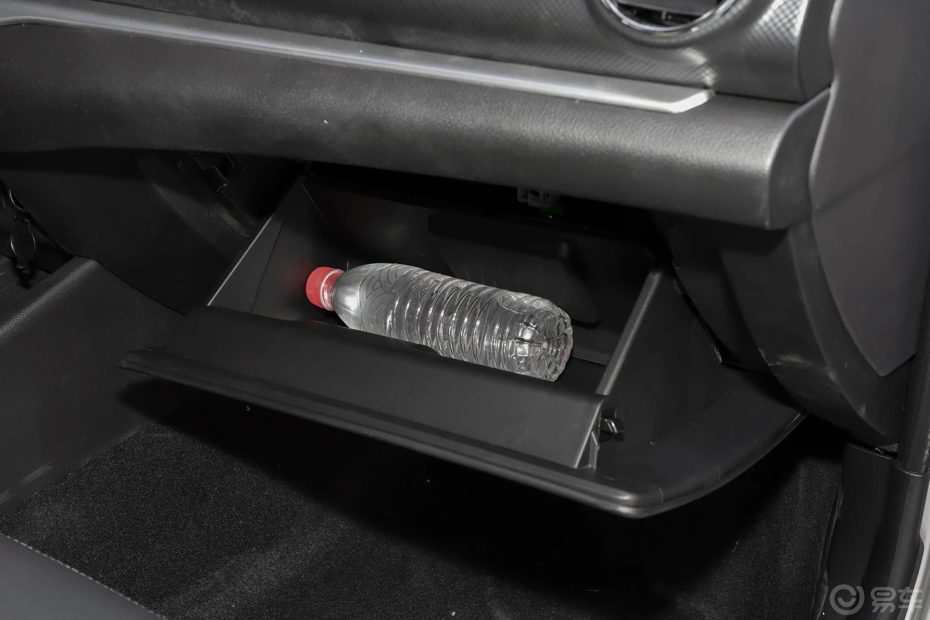 锐骐2.4L 四驱基型舒享版2TZD 汽油手套箱空间水瓶横置