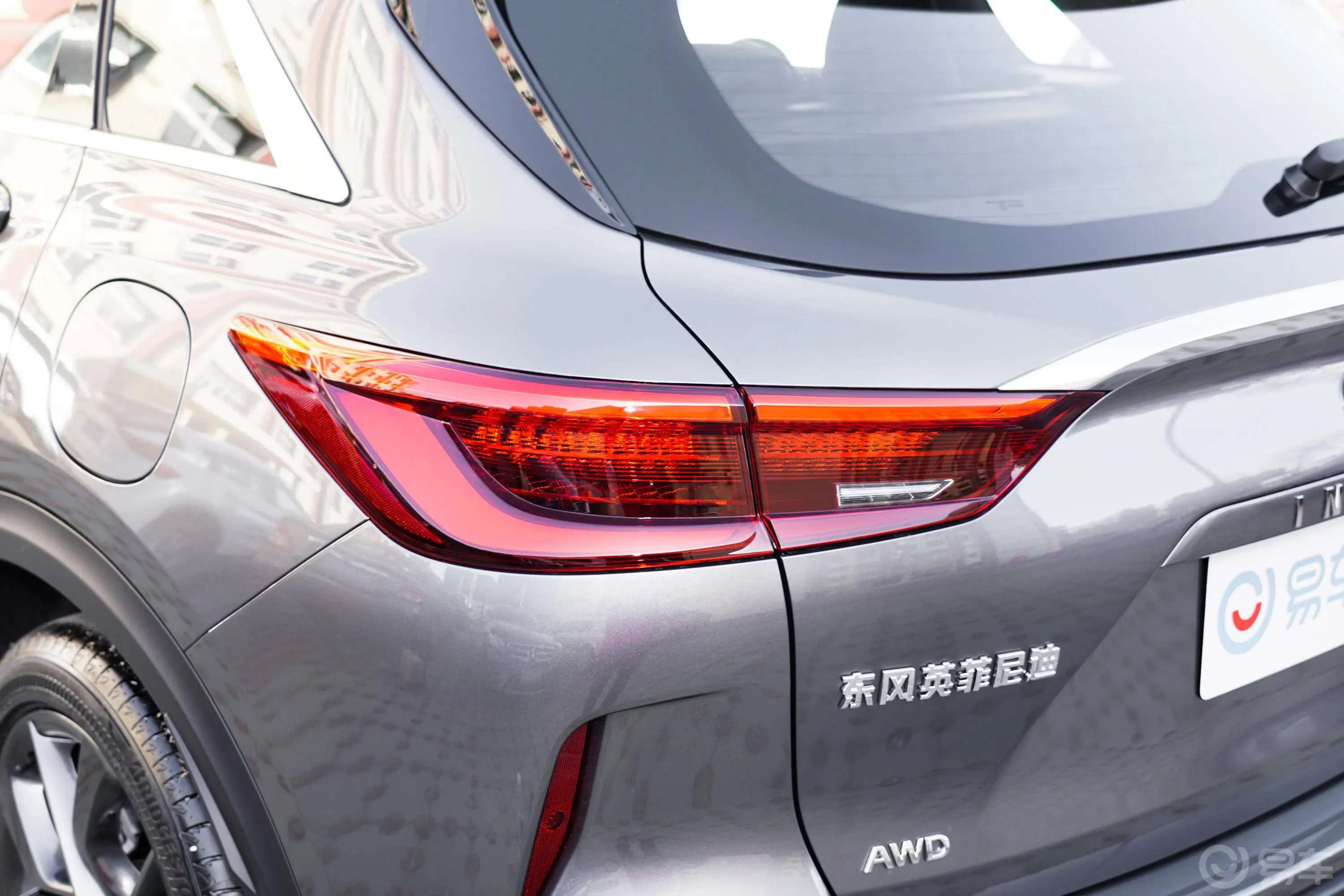 英菲尼迪QX502.0T 四驱智能版尾灯侧45度俯拍