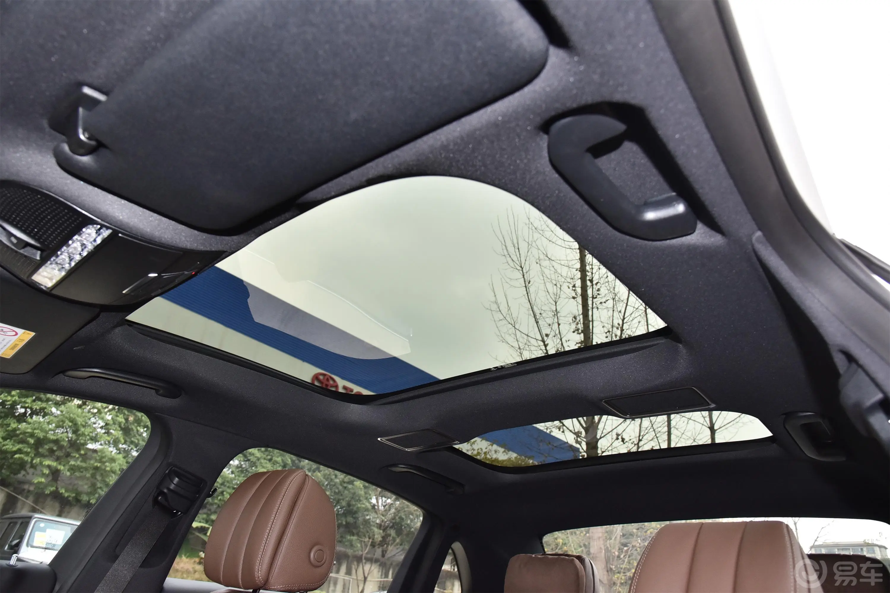 奔驰E级改款 E 300 L 运动时尚型天窗内拍关闭