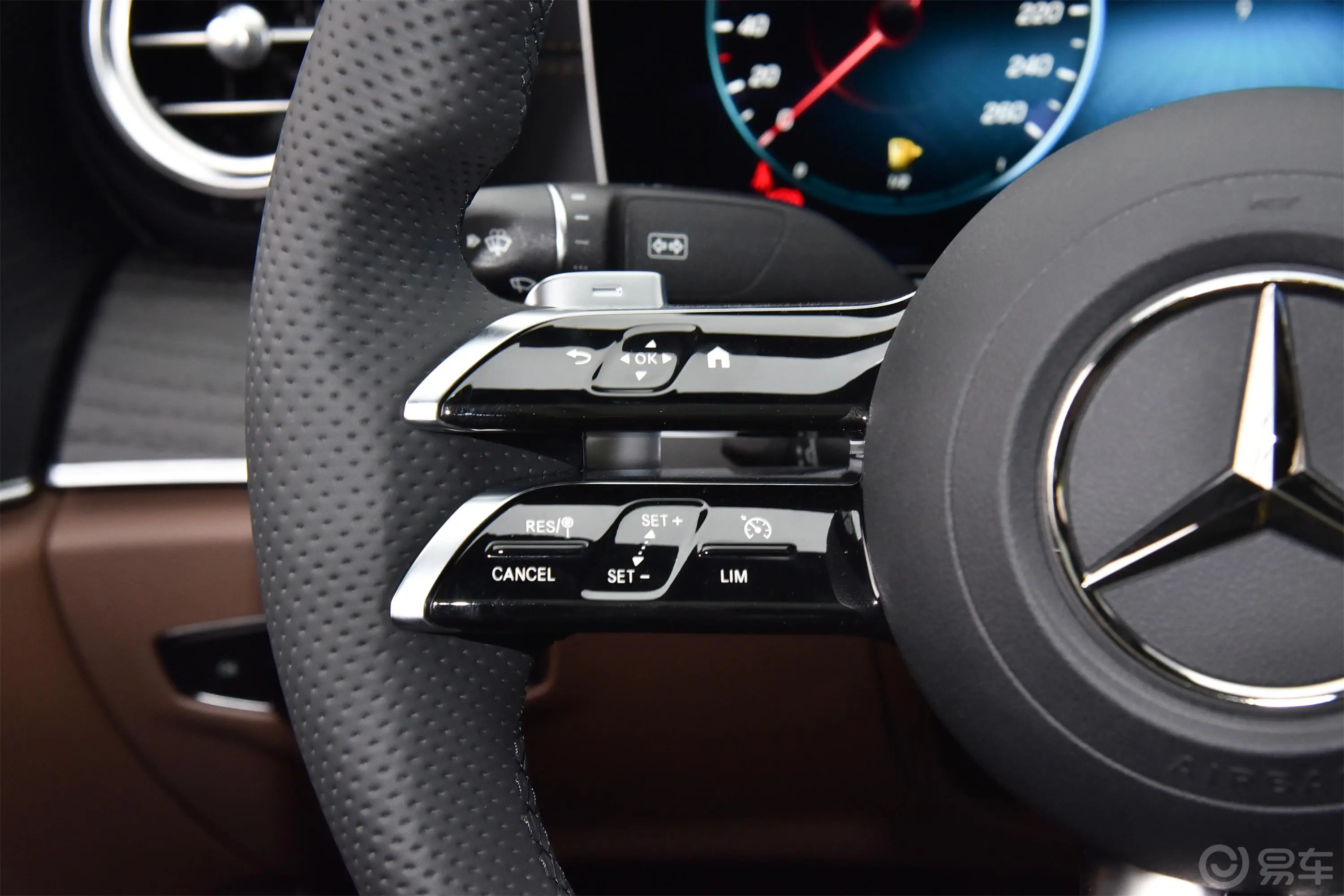 奔驰E级改款 E 300 L 运动时尚型左侧方向盘功能按键