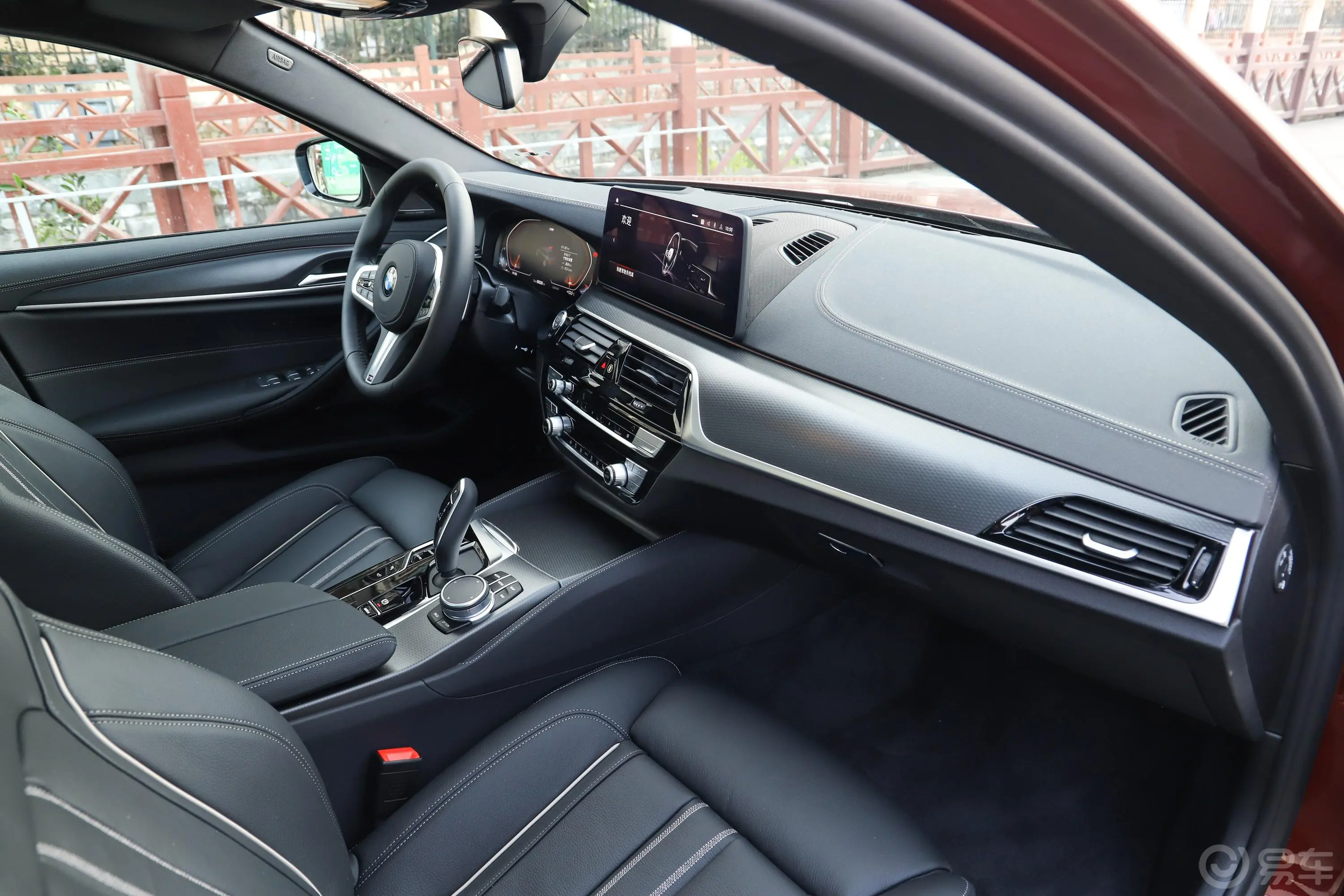 宝马5系(进口)改款 530i 风尚版 M运动套装内饰全景副驾驶员方向