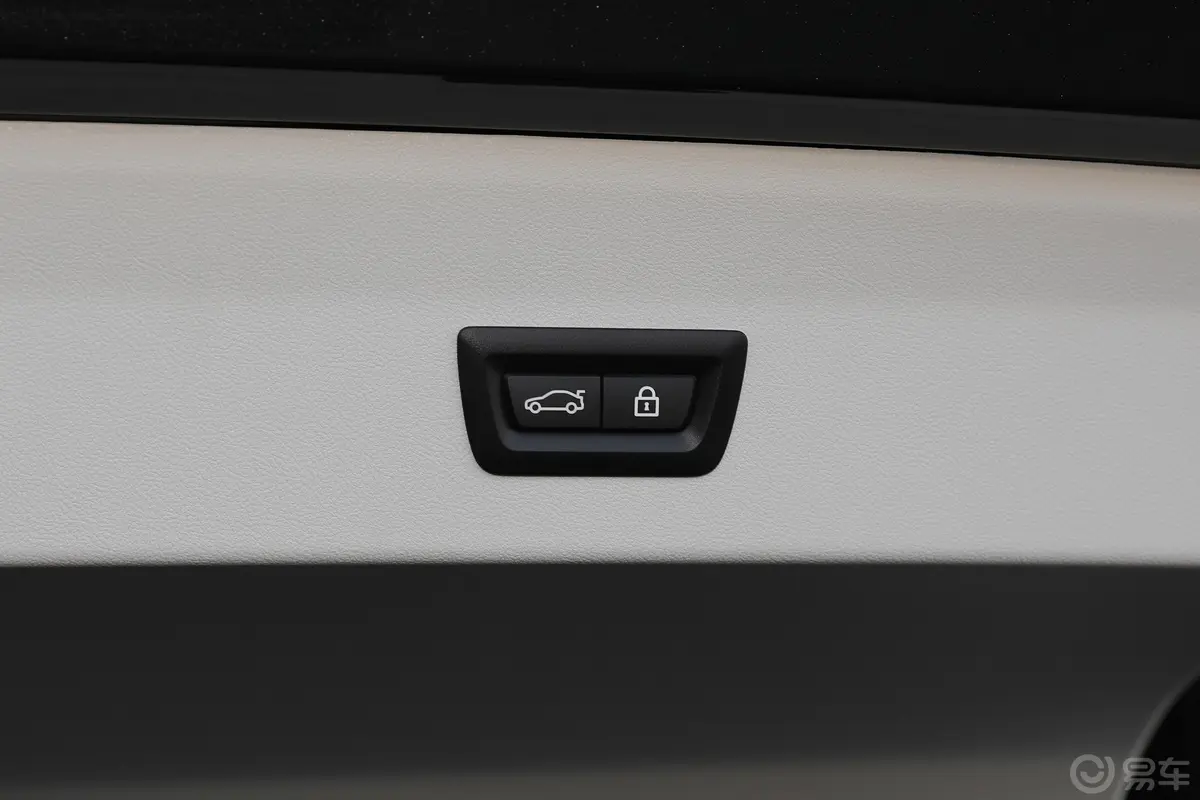 宝马X4xDrive30i M运动套装电动尾门按键（手动扶手）