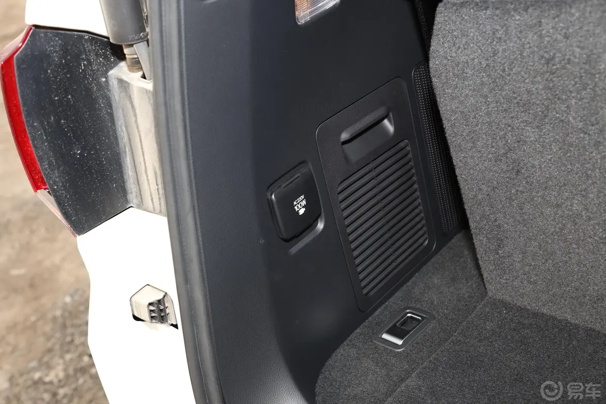 兰德酷路泽(进口)3.5T GX-R 中东版行李厢电源接口