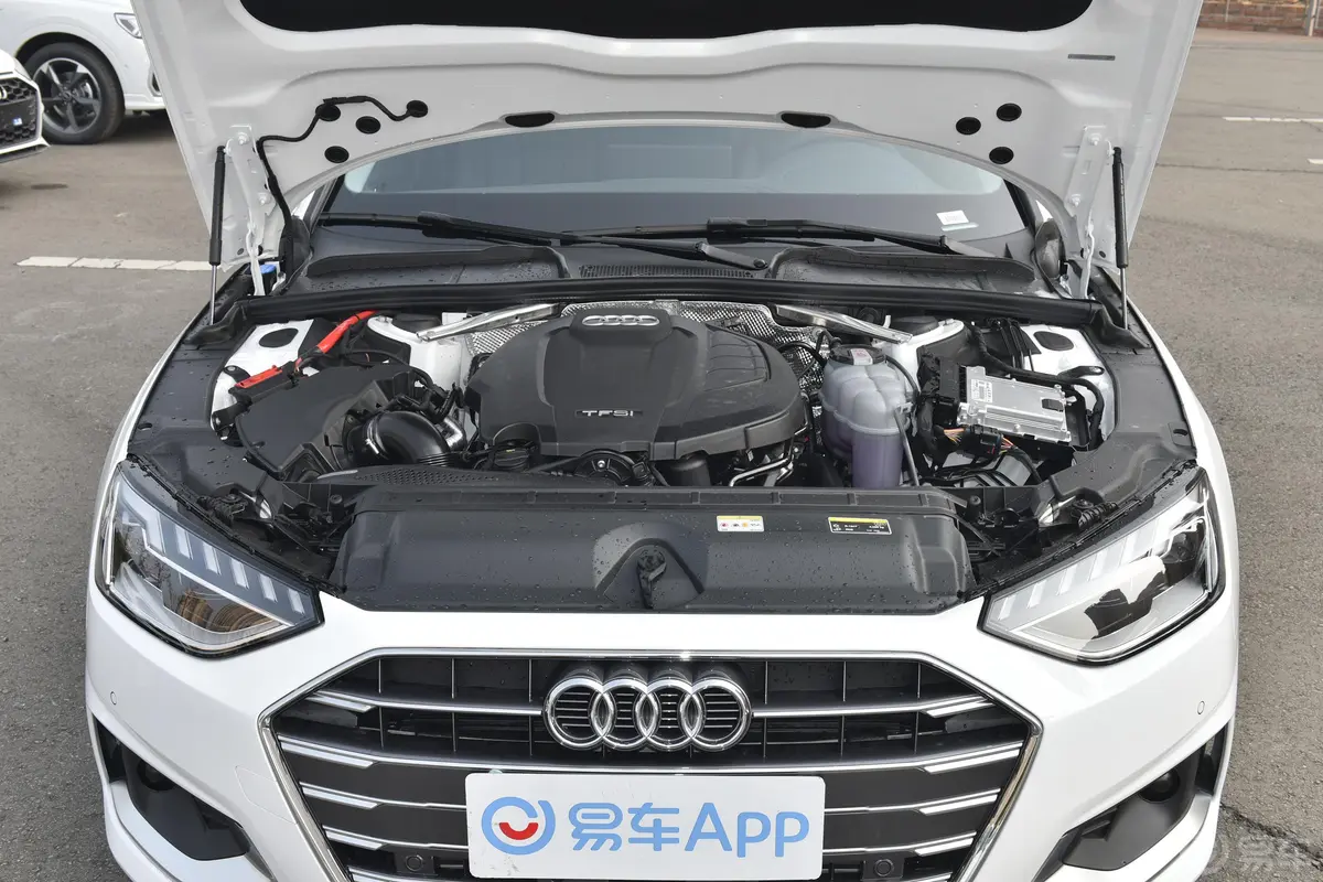 奥迪A4L40 TFSI 豪华致雅型发动机舱整体