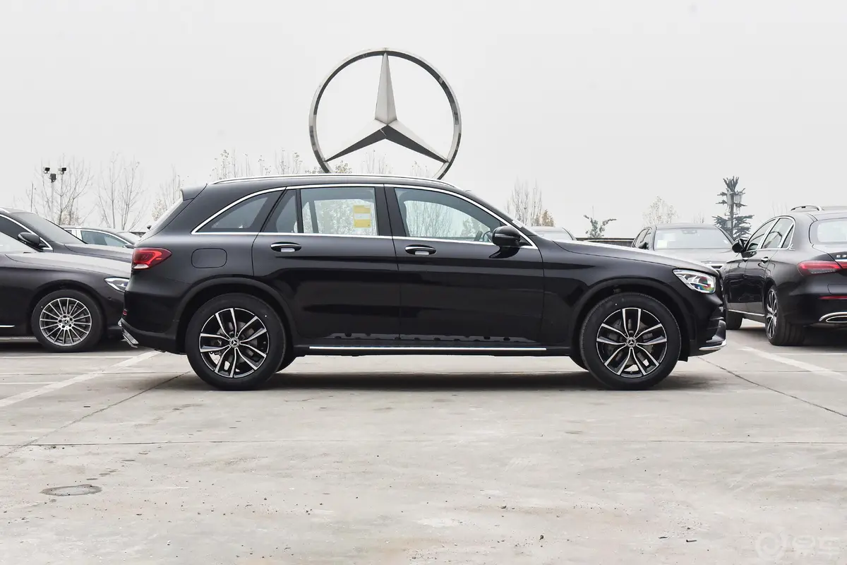 奔驰GLC改款 GLC 300 L 4MATIC 动感型正侧车头向右水平