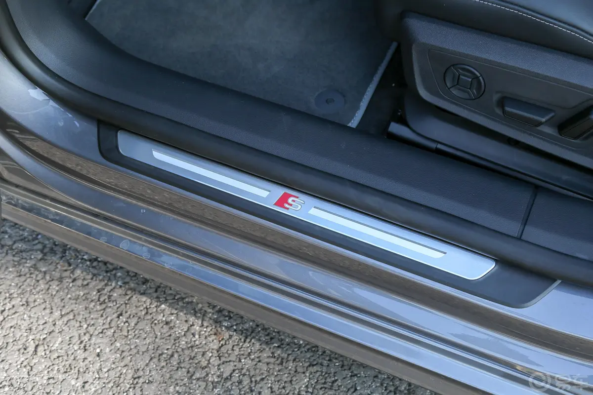 奥迪A7L45 TFSI quattro S-line 见远型 流晶套装前排迎宾踏板