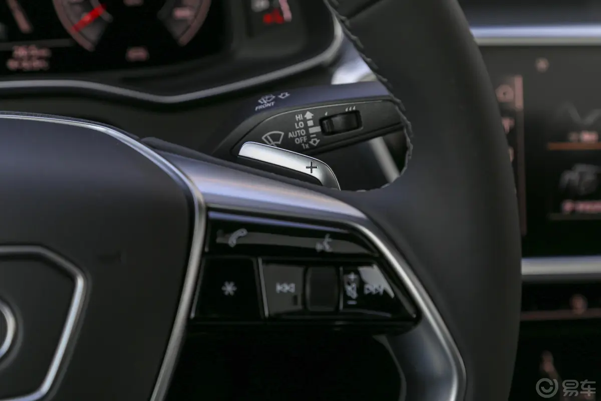 奥迪A7L45 TFSI quattro S-line 见远型 流晶套装换挡拨片