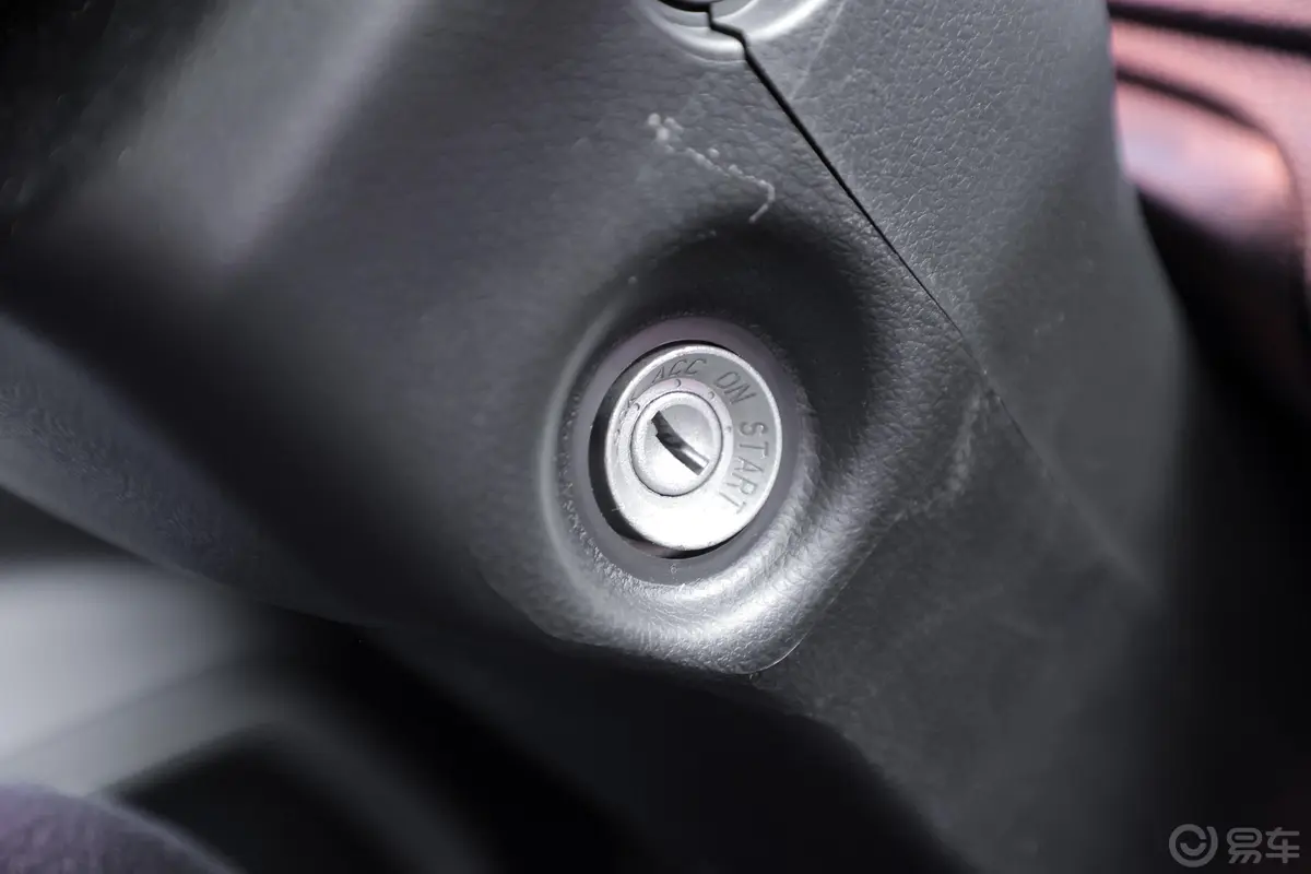 跨越者D52.0L 手动 3.75米栏板 单排 后双轮 PLUS 标准版 汽油 国VI钥匙孔或一键启动按键