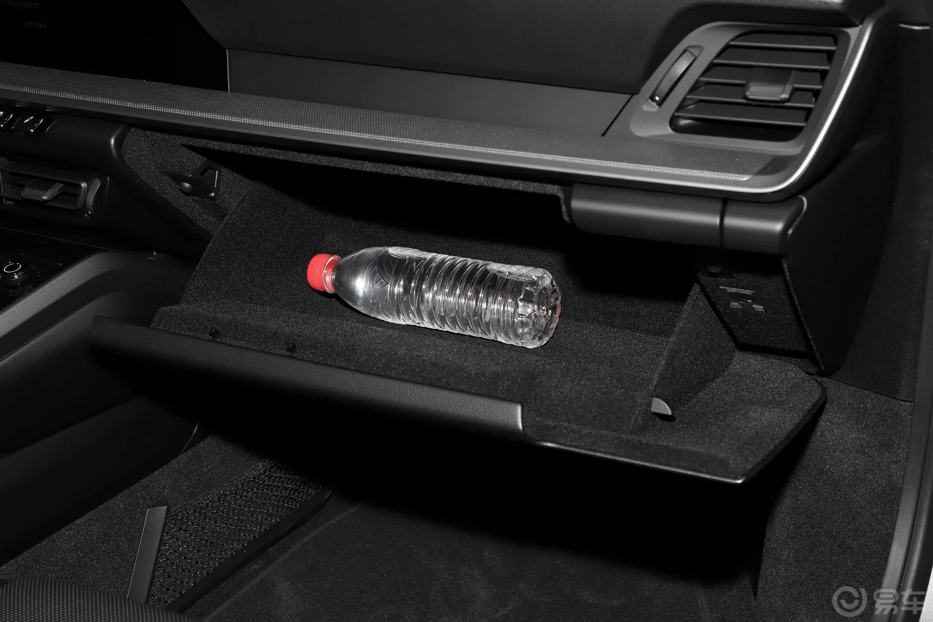 保时捷911Targa 4 3.0T手套箱空间水瓶横置