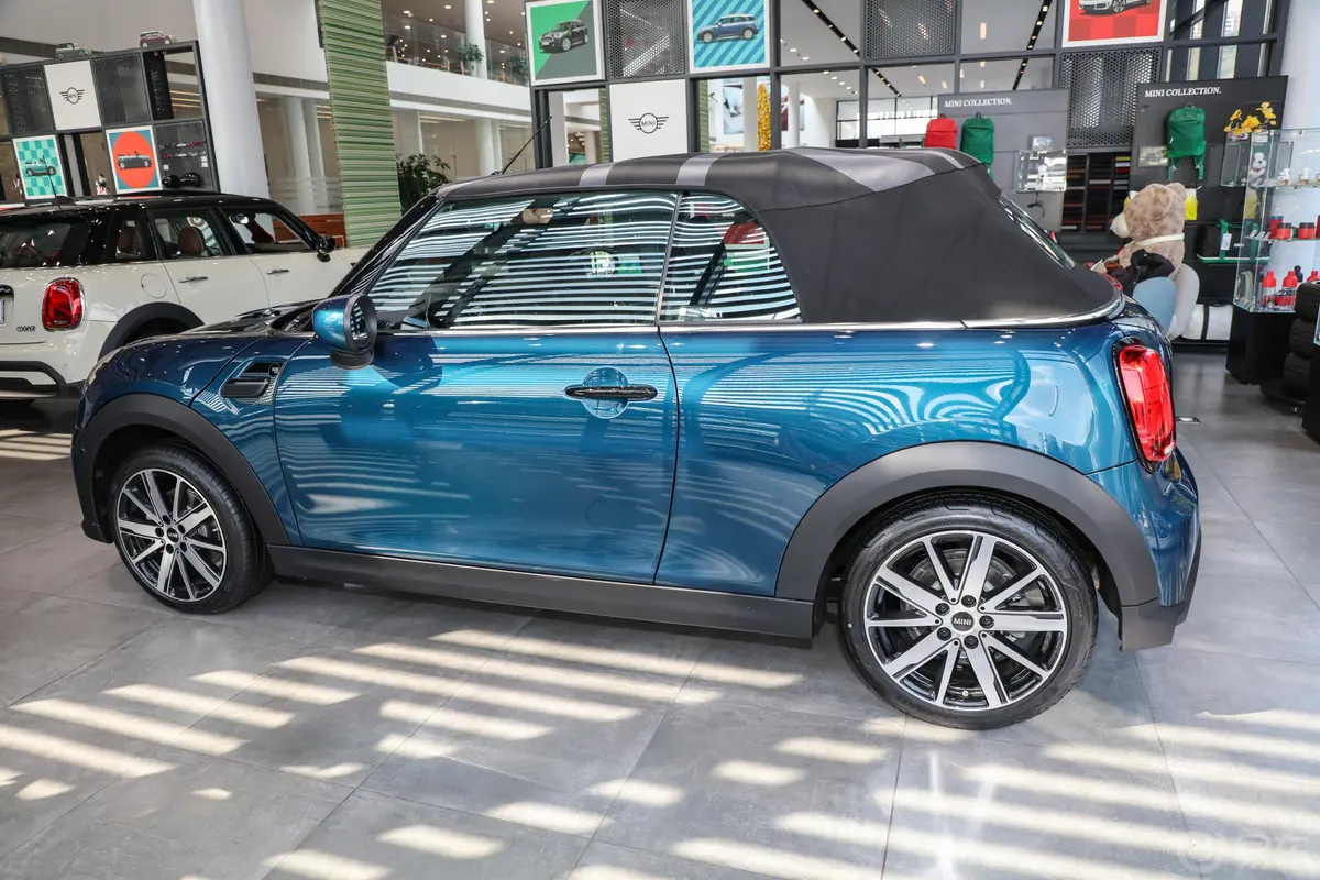 MINI CABRIO改款 1.5T COOPER CABRIO Sidewalk正侧车头向左水平