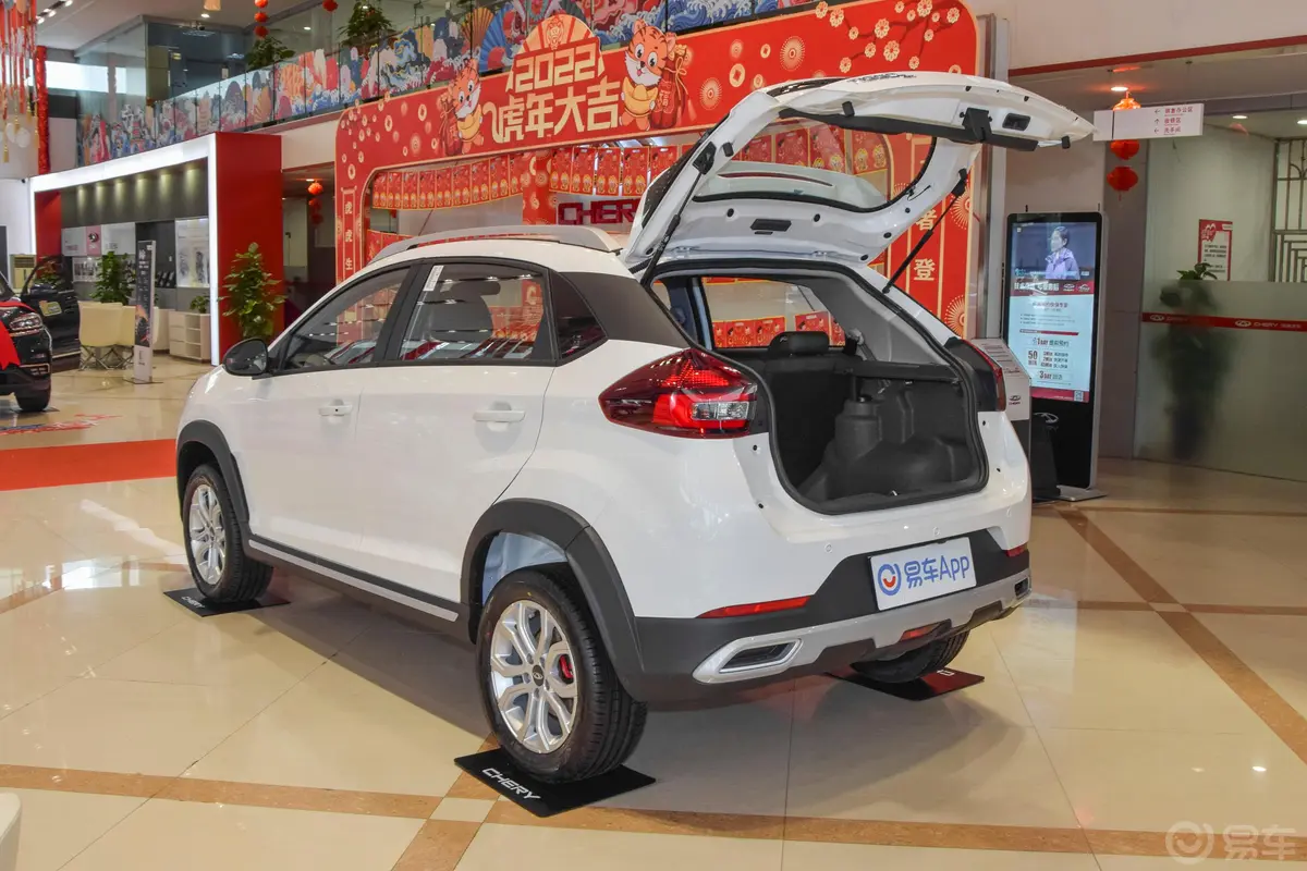 瑞虎3x钻石版 1.5L CVT 3克拉-II型后备厢开启45度侧拍