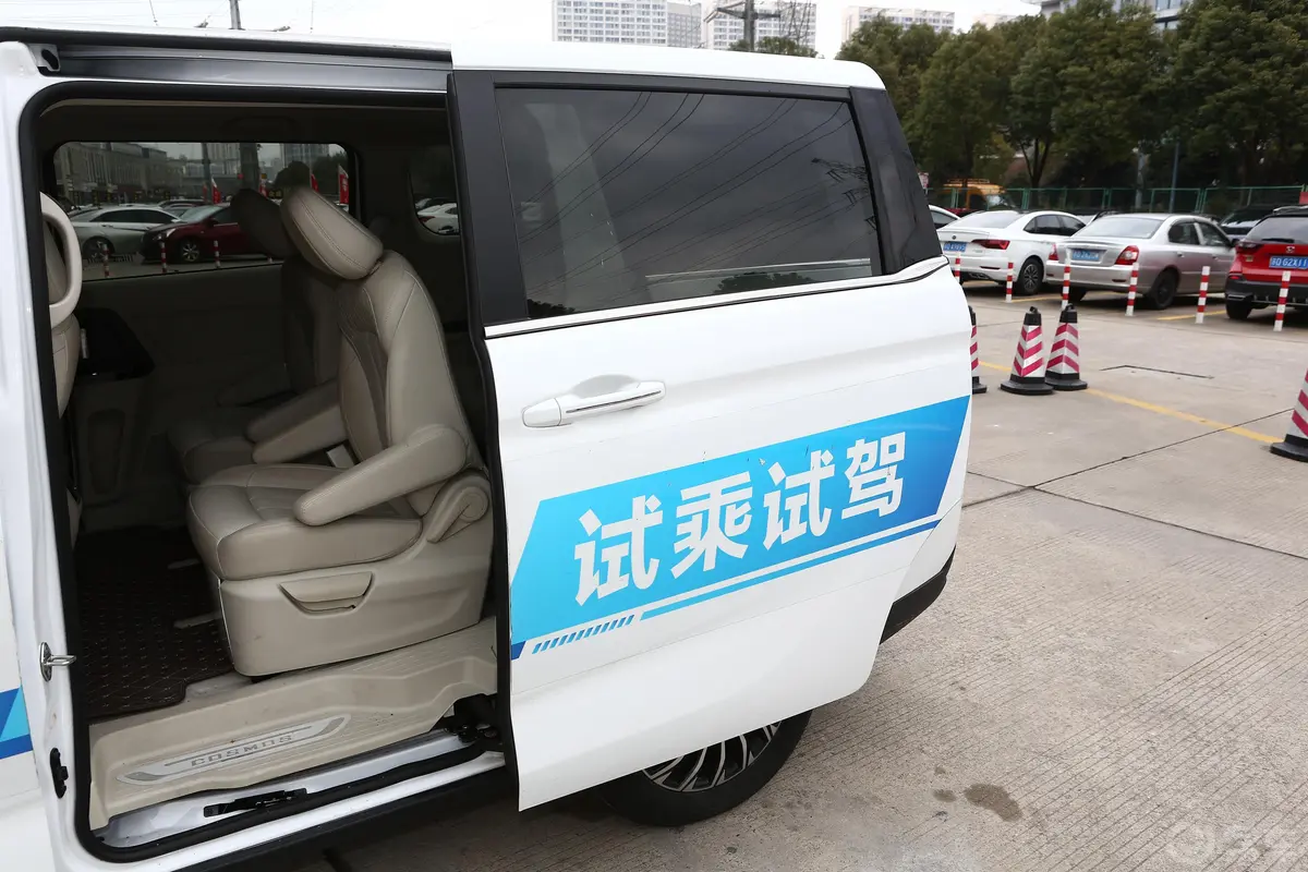 长安欧尚科尚改款 1.5T 双离合旗舰型驾驶员侧后车门