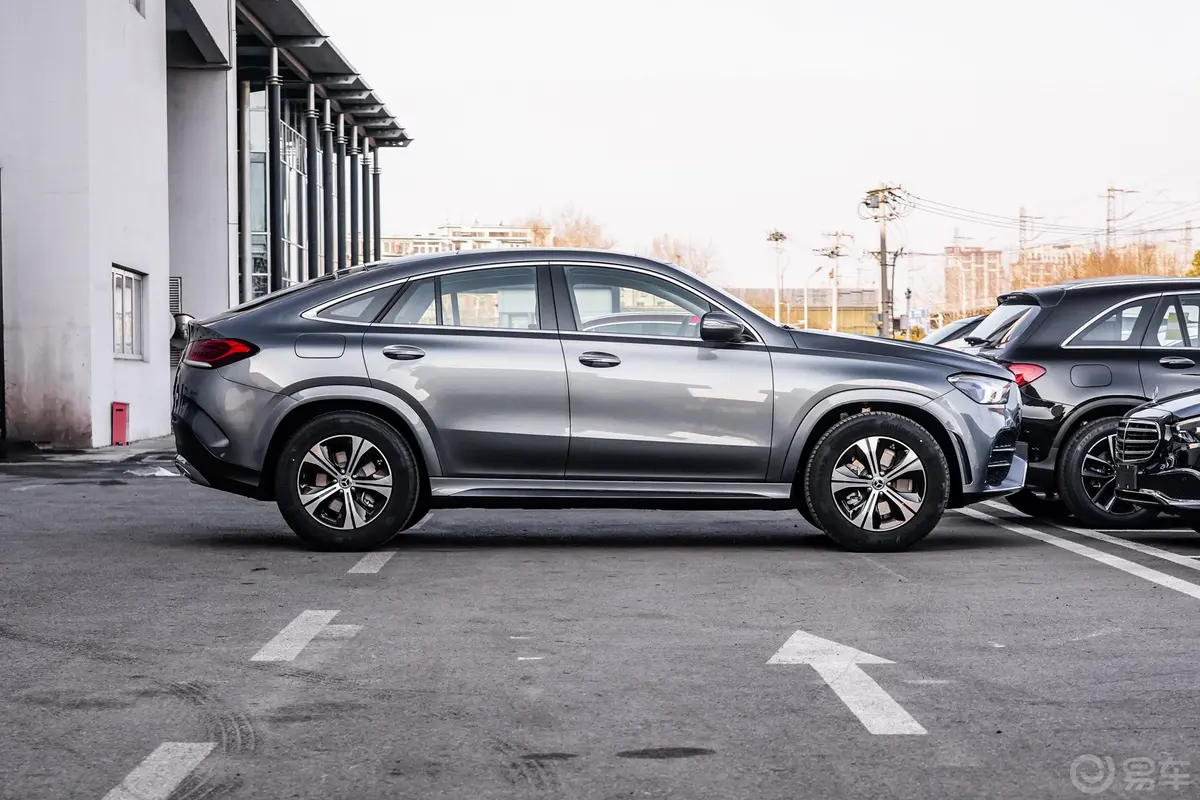 奔驰GLE轿跑GLE 350 4MATIC 轿跑SUV 时尚型正侧车头向右水平