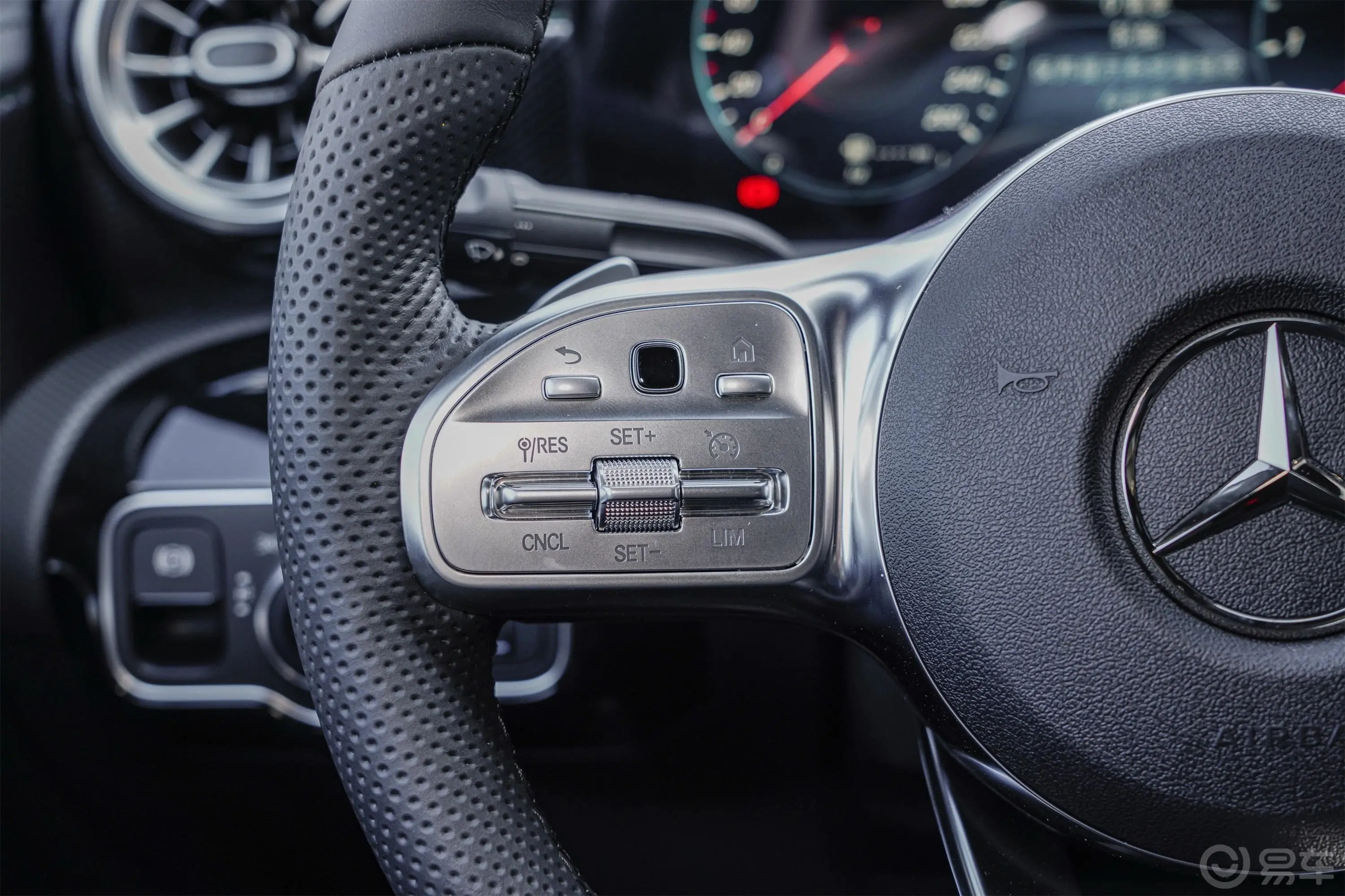 奔驰A级改款 A 200 L 运动轿车时尚型左侧方向盘功能按键