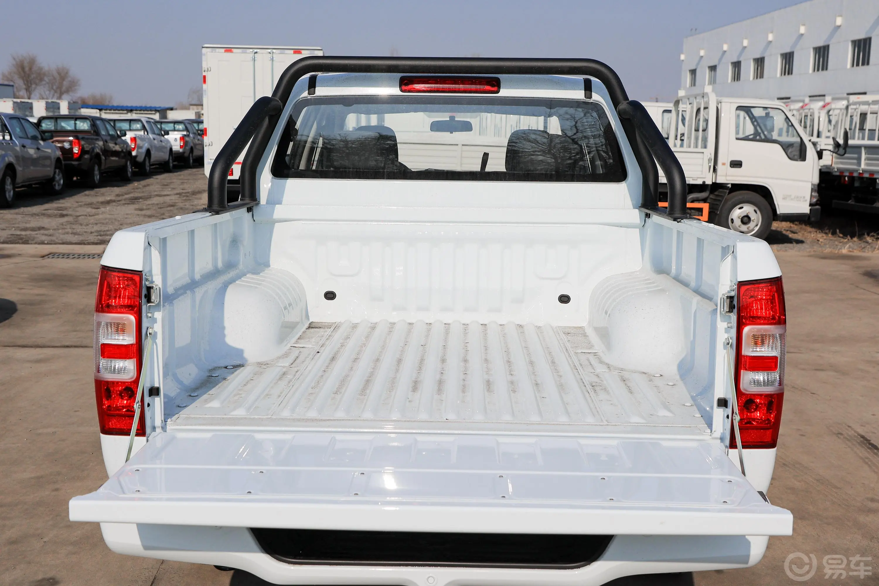 瑞迈2.8T 两驱标轴舒适版 柴油后备厢空间特写