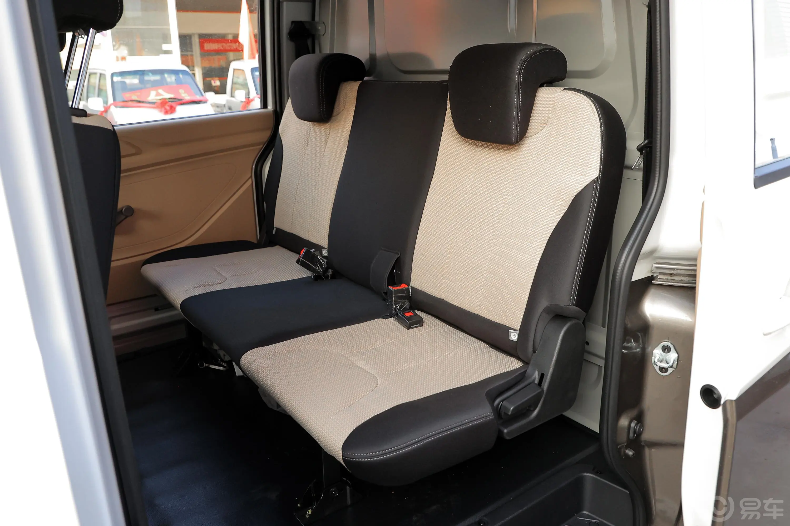 跨越星V71.6L 手动背掀门舒适型 5座后排座椅