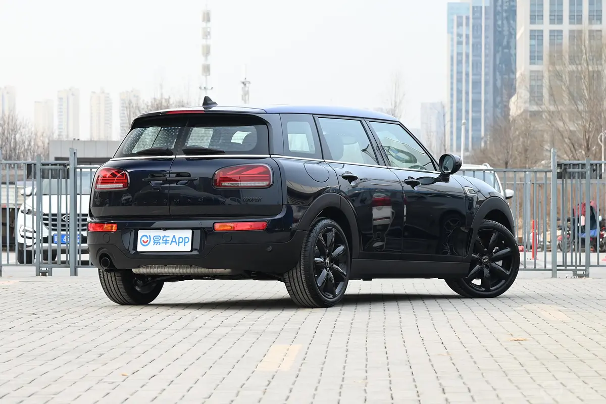 MINI CLUBMAN1.5T COOPER BRICK LANE 限量版侧后45度车头向右水平