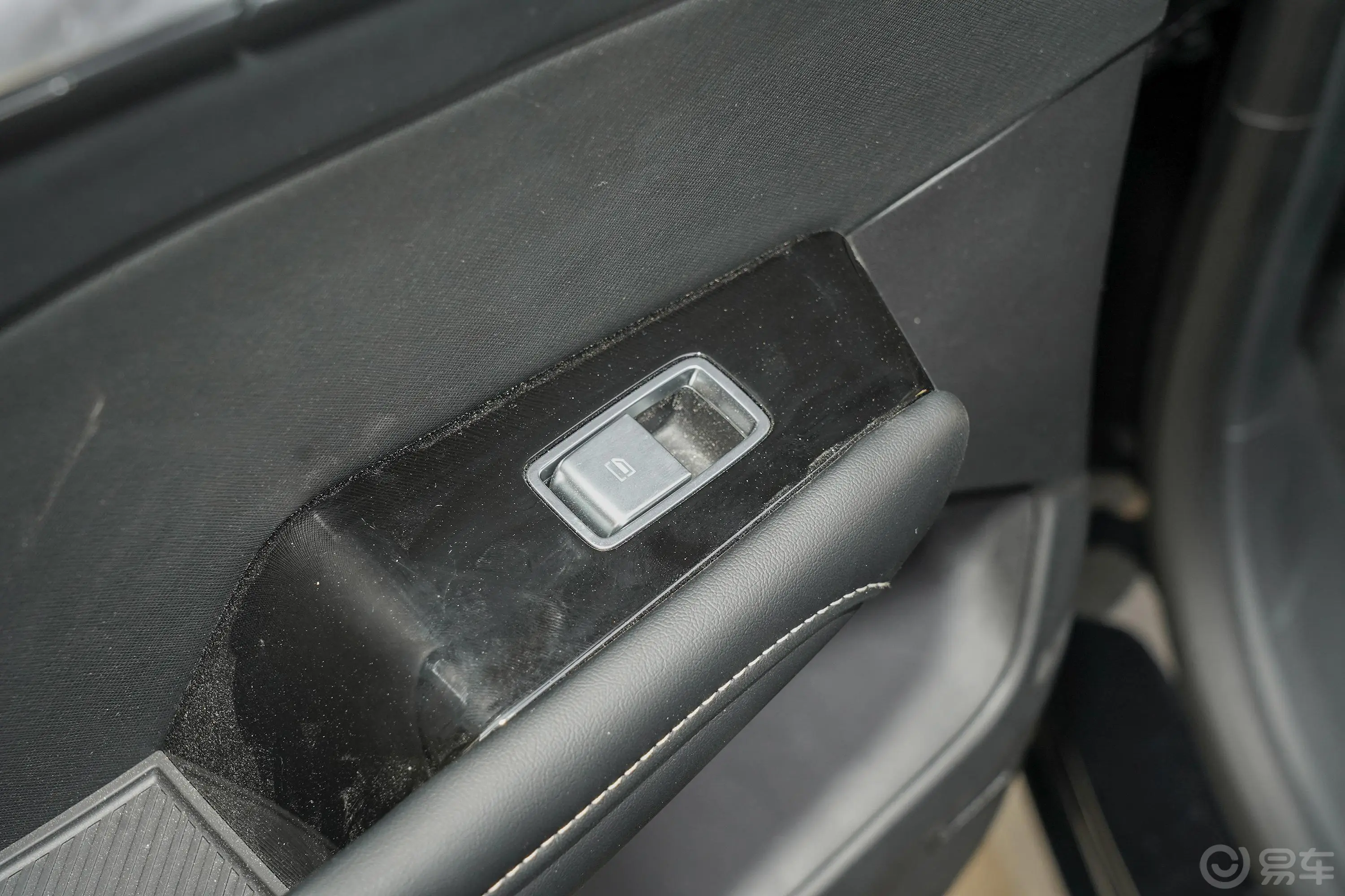 荣威RX5 MAX2.0T 有为尊荣版后车窗调节