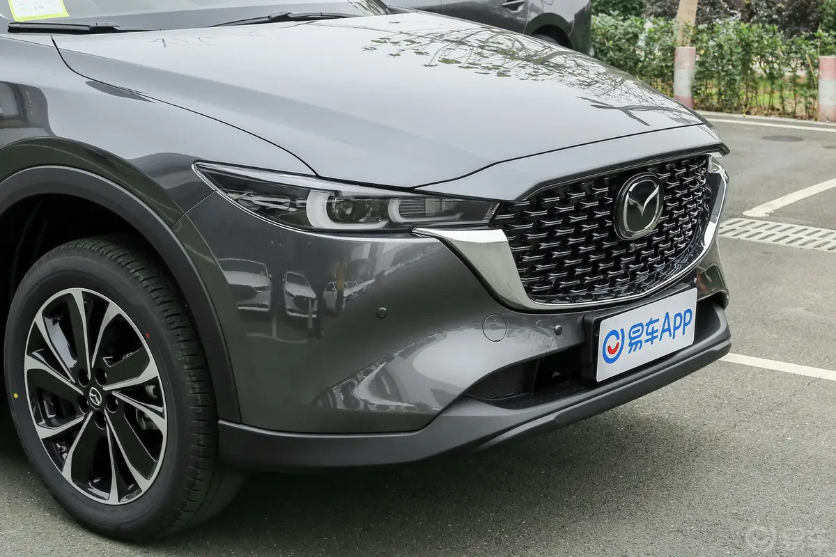 马自达CX-52.5L 四驱尊耀型前格栅侧俯拍