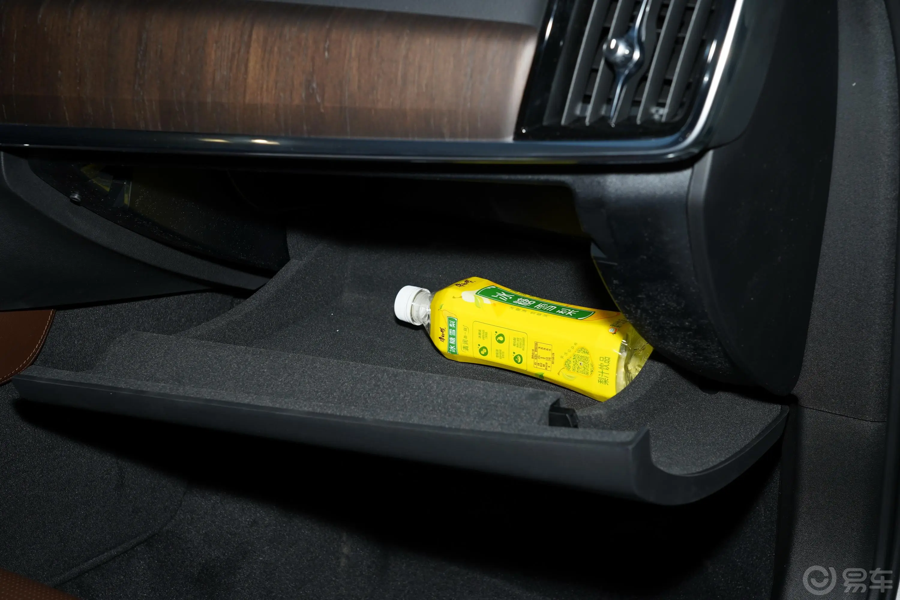 沃尔沃S90 RECHARGE改款 T8 智雅豪华版手套箱空间水瓶横置