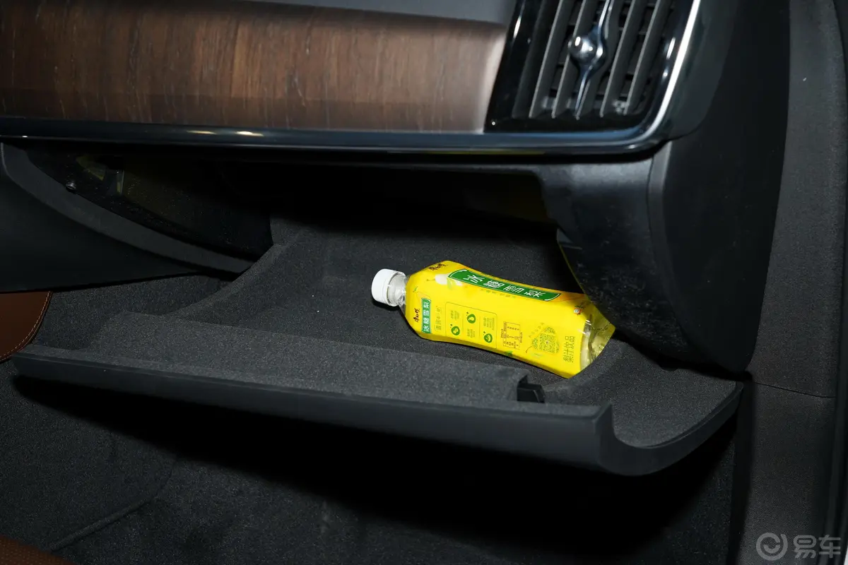 沃尔沃S90 RECHARGE改款 T8 智雅豪华版手套箱空间水瓶横置