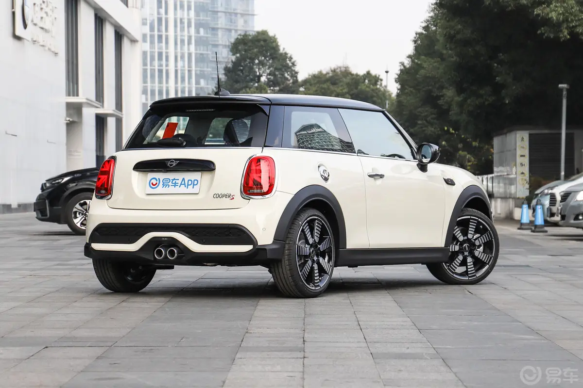 MINI改款 2.0T COOPER S 艺术家侧后45度车头向右水平