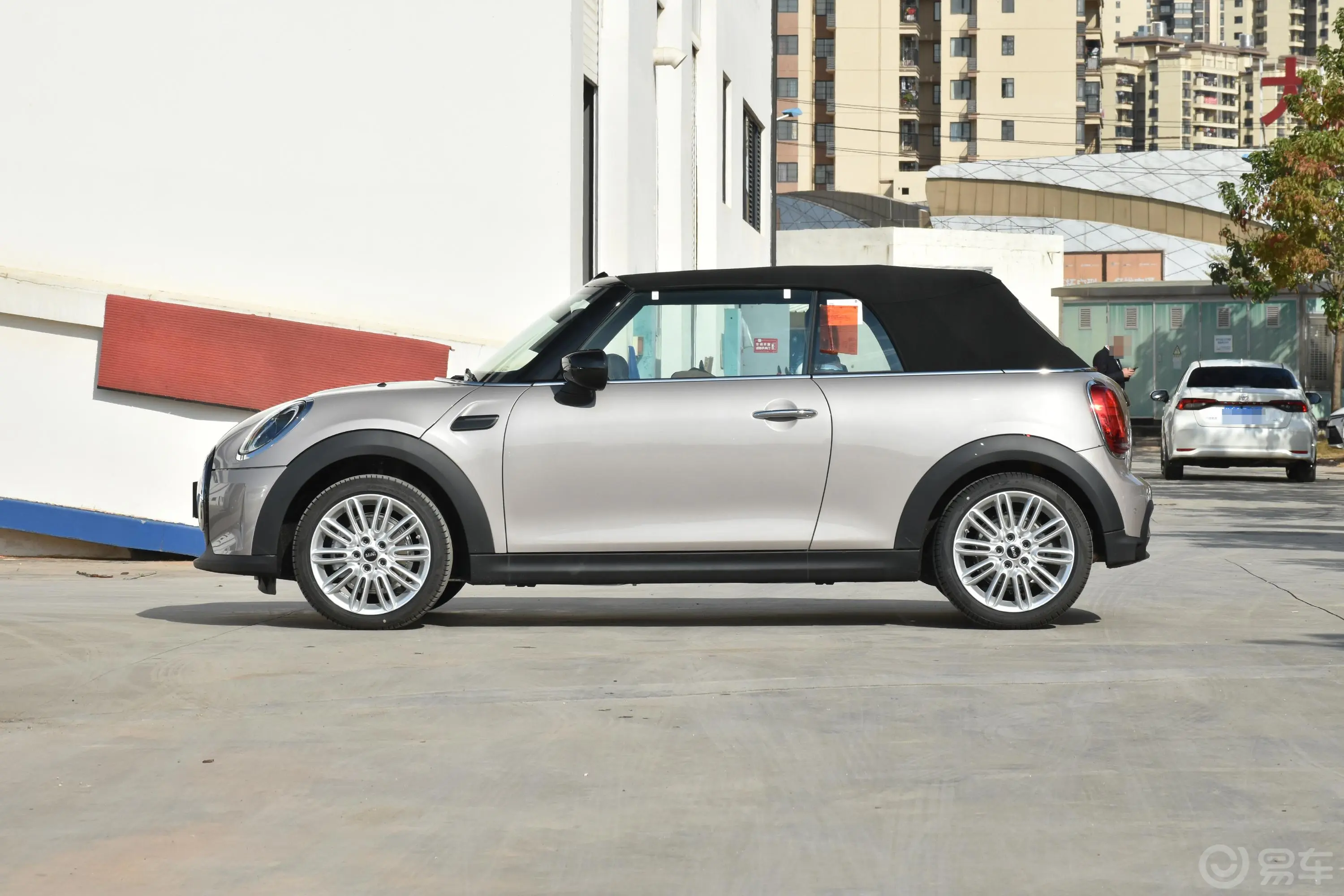 MINI CABRIO改款 1.5T COOPER CABRIO 经典派正侧车头向左水平