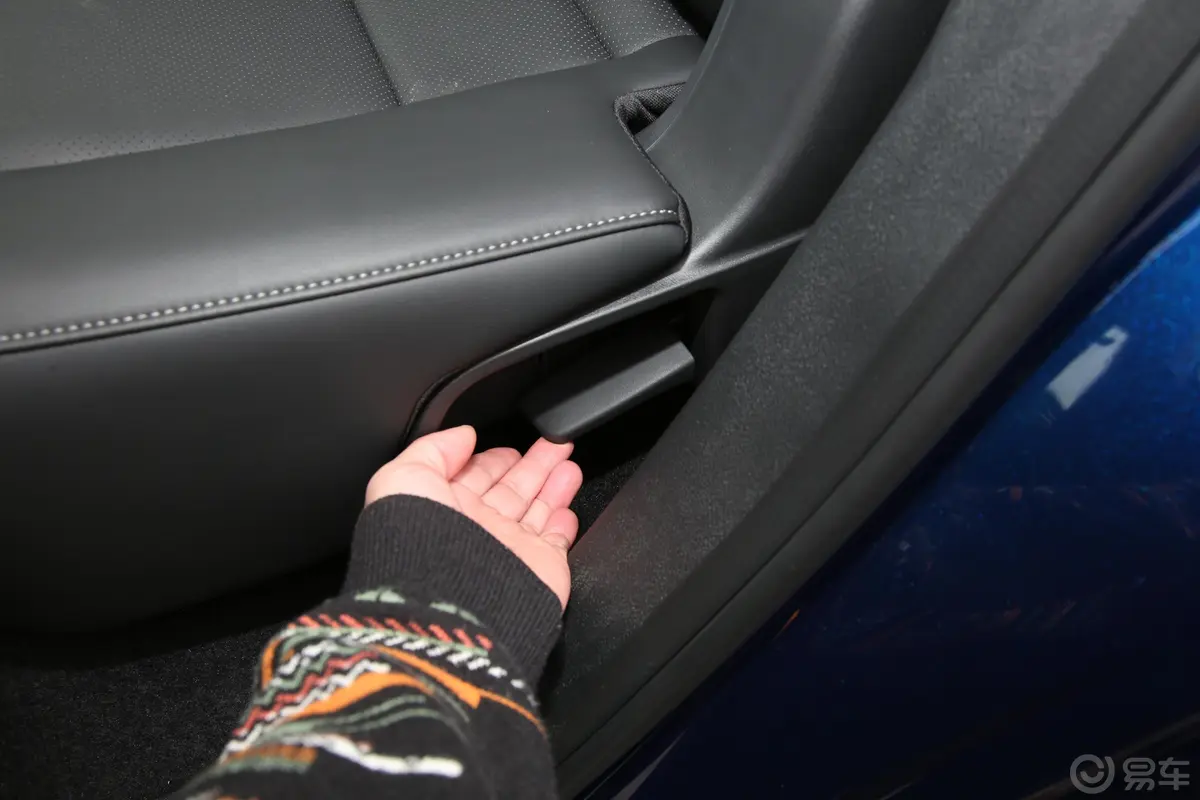 英菲尼迪QX502.0T 四驱领航版后备箱内座椅放倒按钮