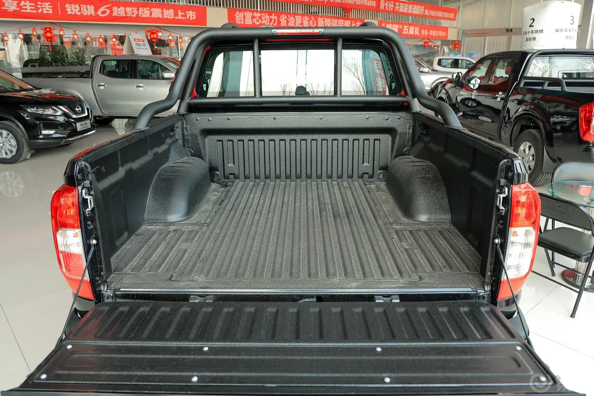 锐骐6穿越版 2.3T 自动四驱标准版 柴油后备厢空间特写