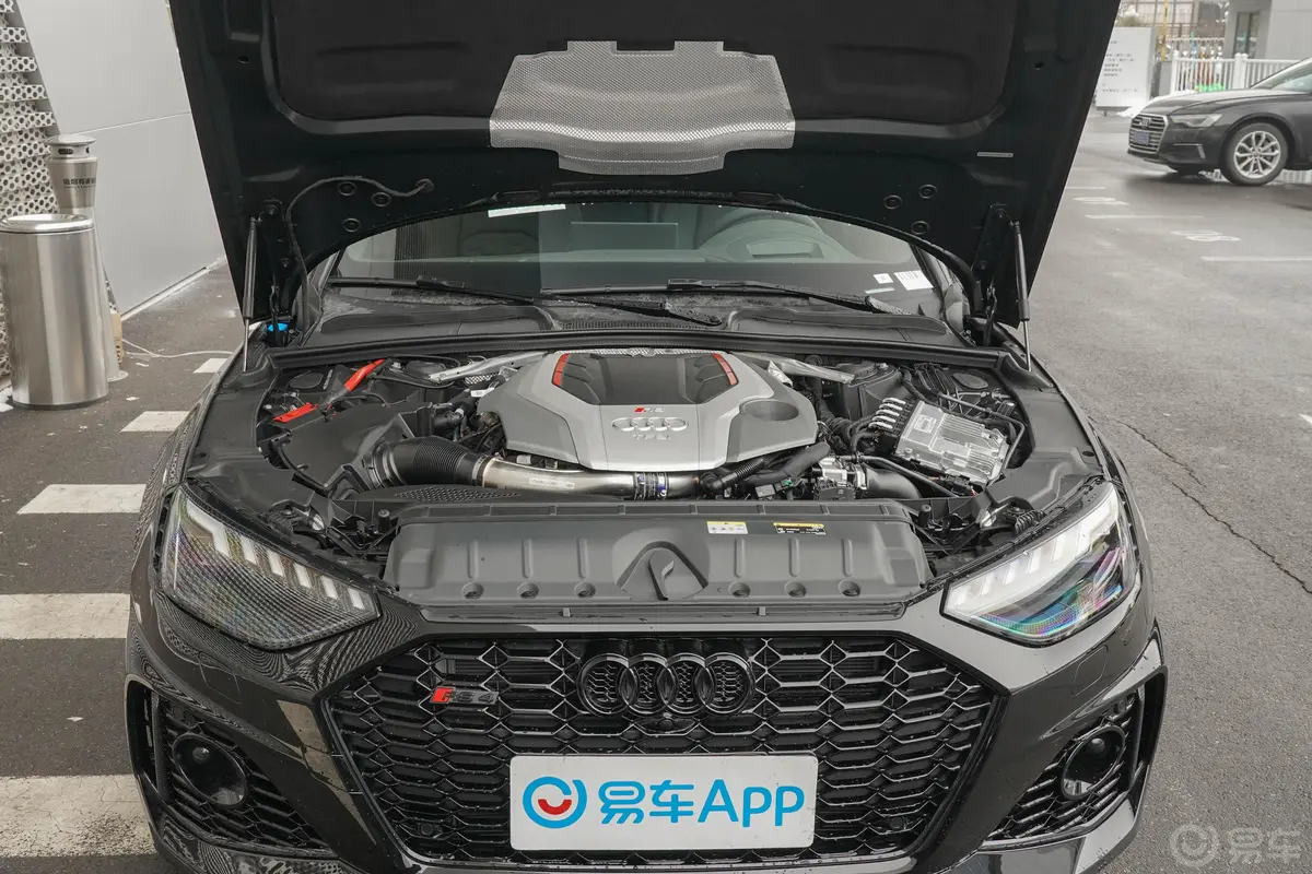 奥迪RS 42.9T Avant 暗金版发动机舱整体