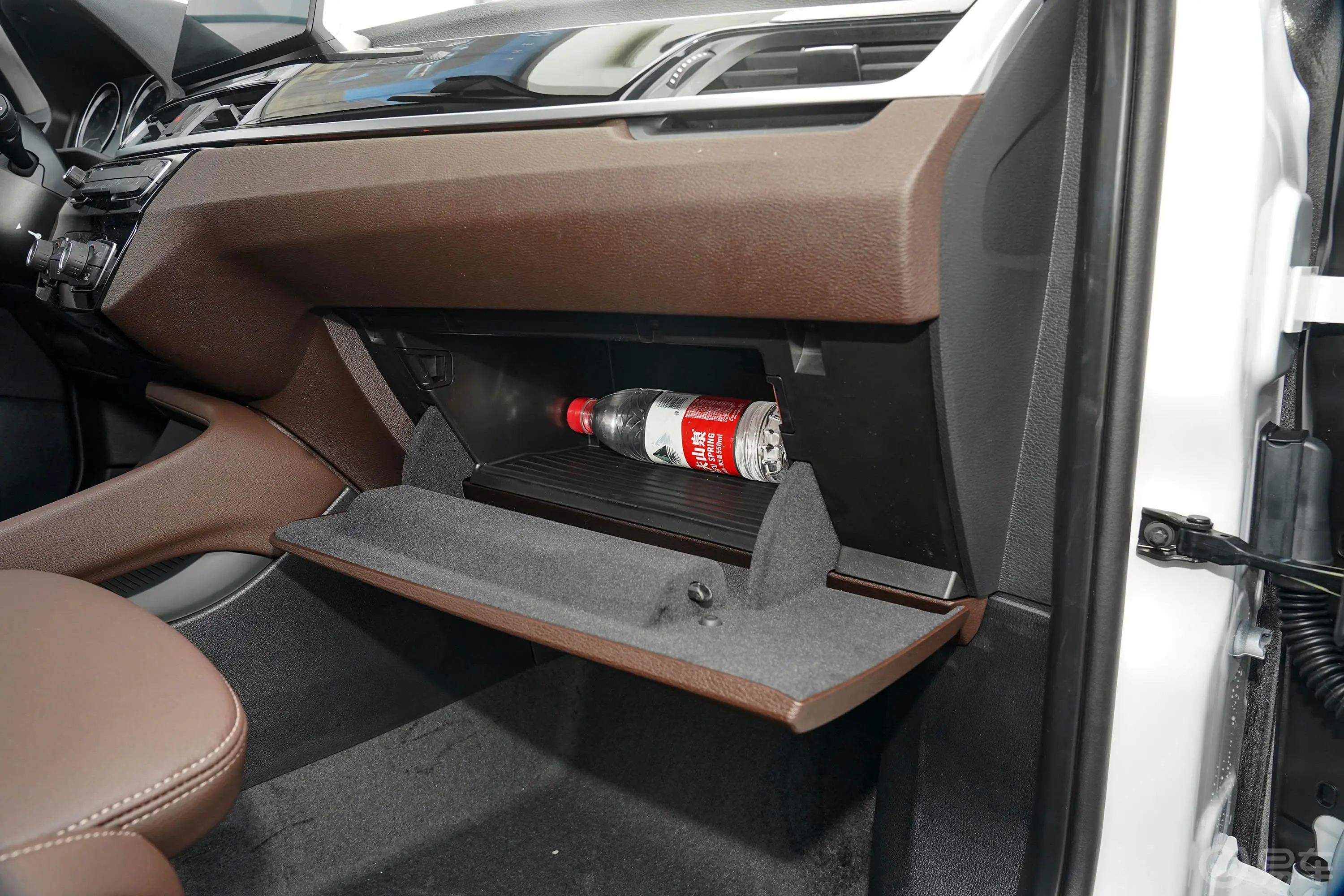 宝马X1sDrive25Li 领先型手套箱空间水瓶横置