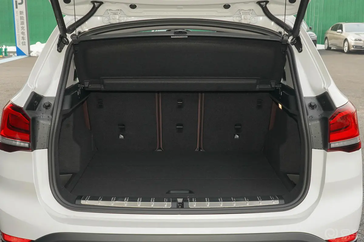 宝马X1sDrive25Li 领先型后备厢空间特写