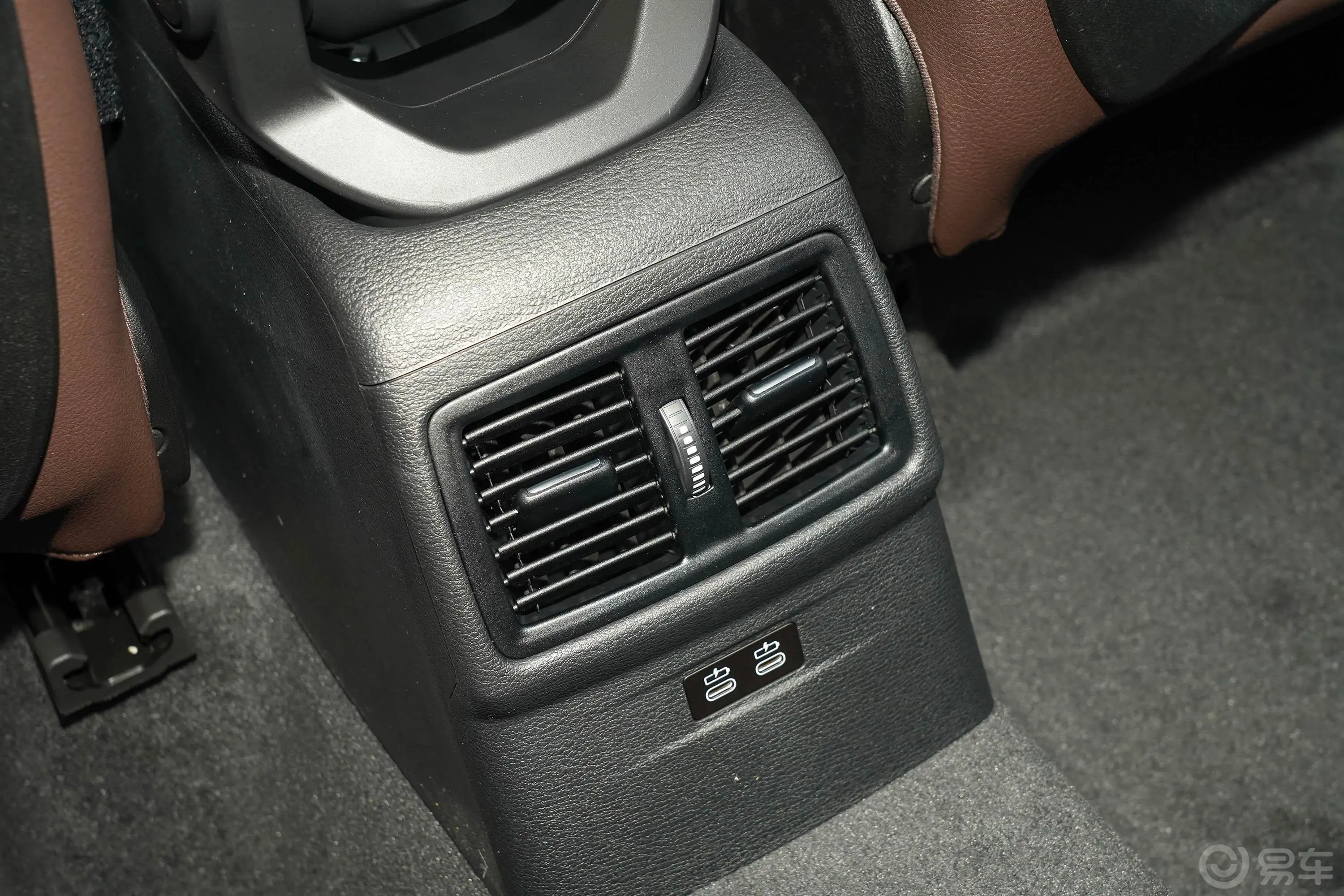 宝马X1sDrive25Li 领先型后排空调控制键