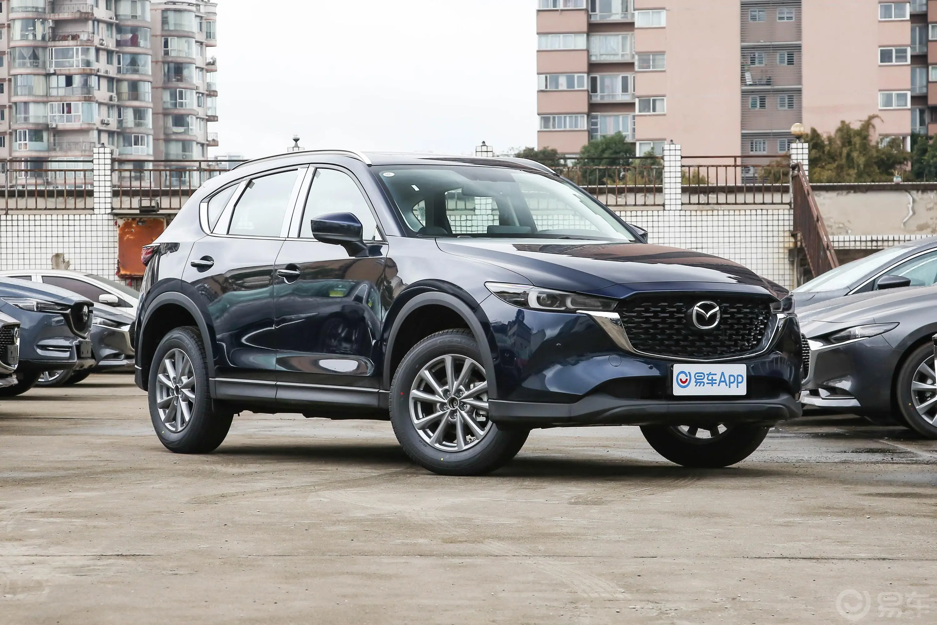 马自达CX-52.0L 两驱智雅型前格栅侧俯拍