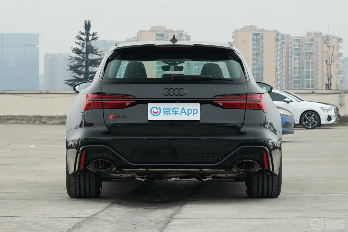 奥迪RS 64.0T Avant正后水平