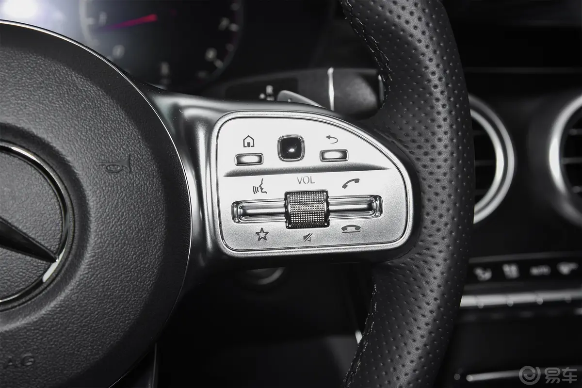 奔驰C级(进口)改款 C 200 轿跑车右侧方向盘功能按键