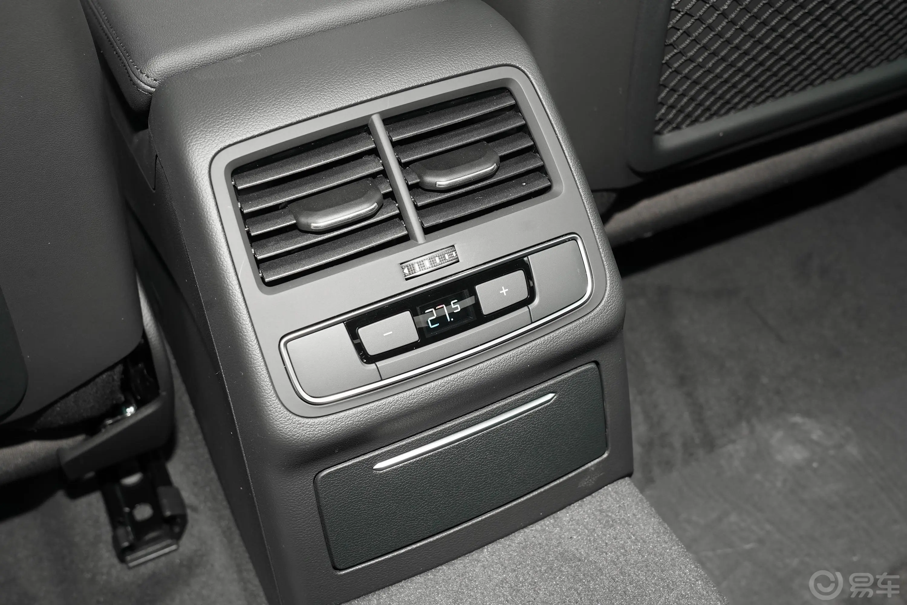 奥迪A4L45 TFSI quattro 臻选动感型后排空调控制键
