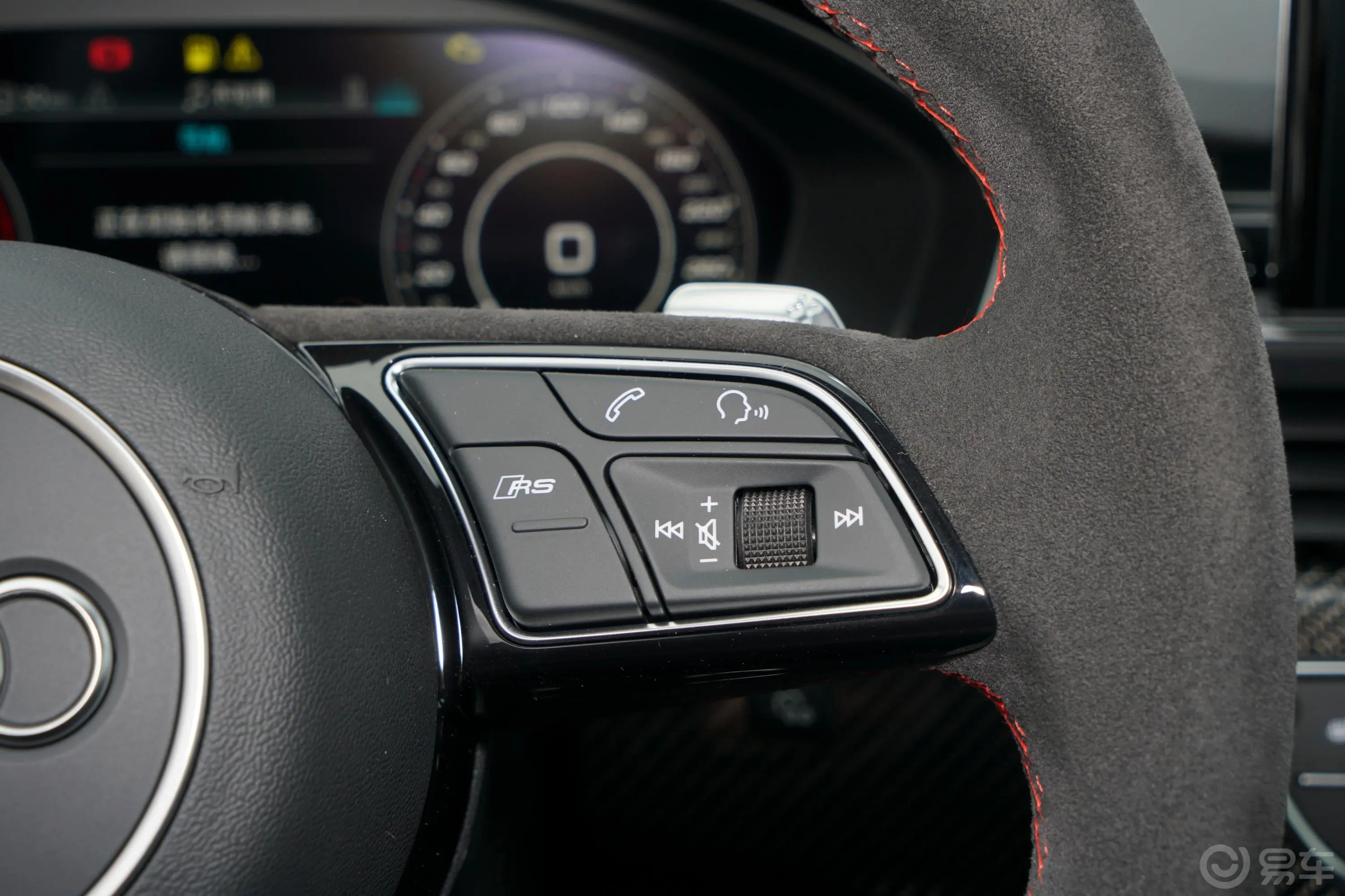 奥迪RS 52.9T Sportback 黑曜版右侧方向盘功能按键