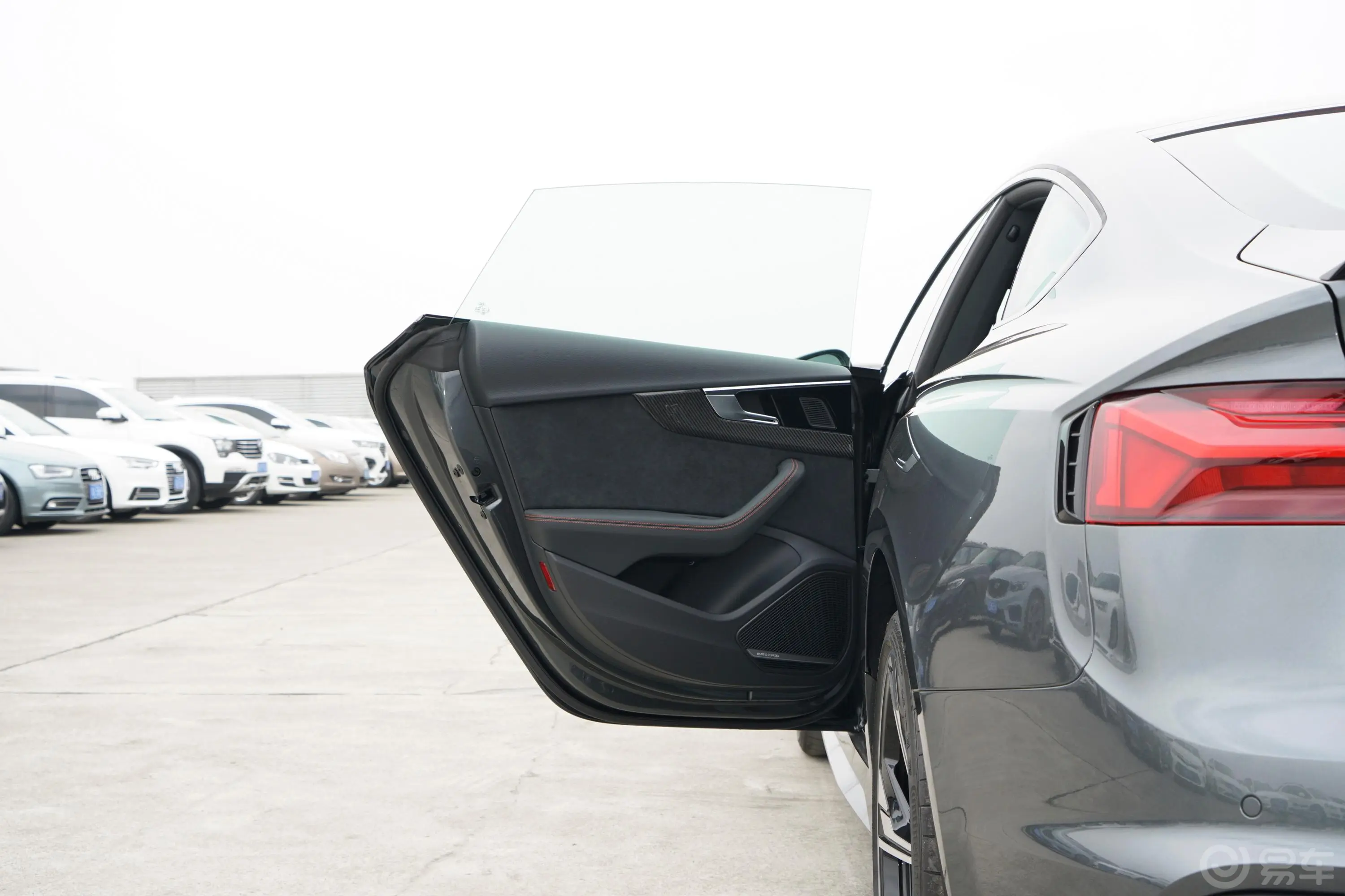奥迪RS 52.9T Sportback 黑曜版驾驶员侧后车门