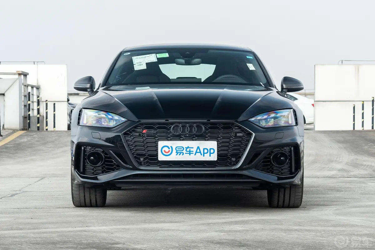 奥迪RS 52.9T Sportback 暗金版正前水平