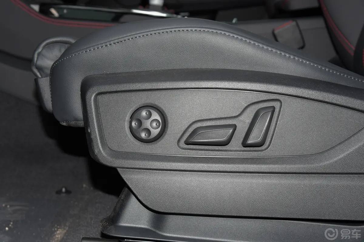 奥迪Q5L Sportback40 TFSI RS套件燃速型主驾座椅调节
