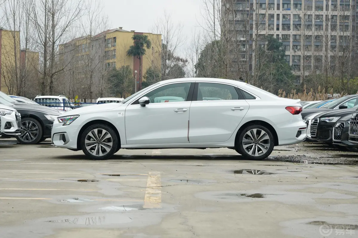 奥迪A3A3L Limousine 35 TFSI 进取致雅型正侧车头向左水平